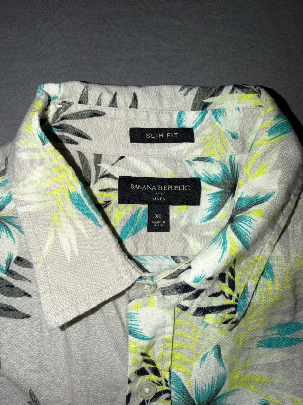 Casual Short-Sleeve Floral Button-Up Shirt - Light Gray with Teal & Yellow